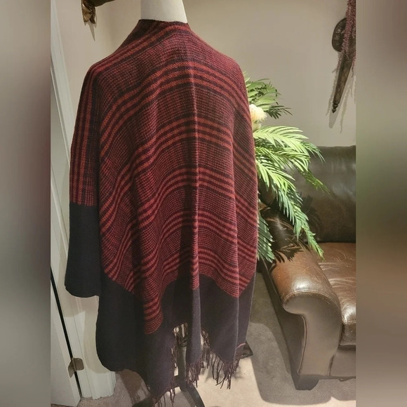 Le Chateau Cape/Shawl - Picture 4 of 6